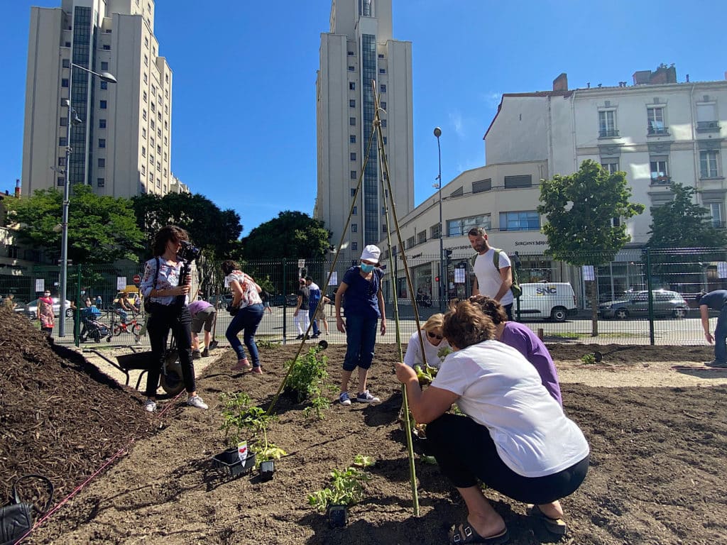 des jardins au pied des gratte-Ciel à Villeurbanne en attendant l'extension