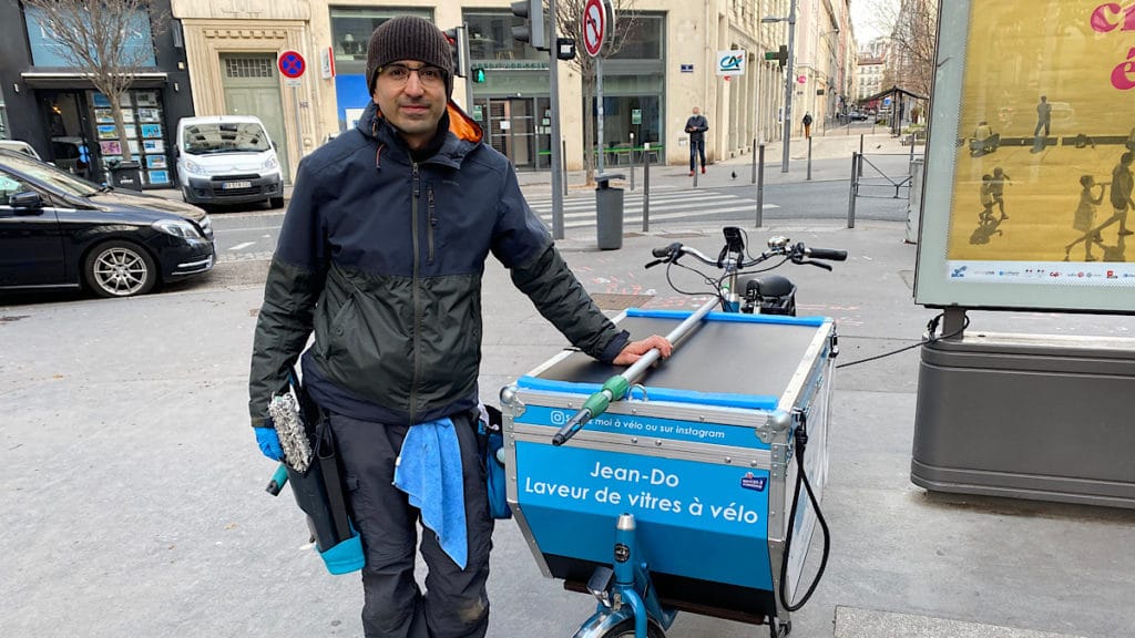 Jean-Dominique Rotella a changé de métier... d'opticien à laveur de vitres en vélo-cargo