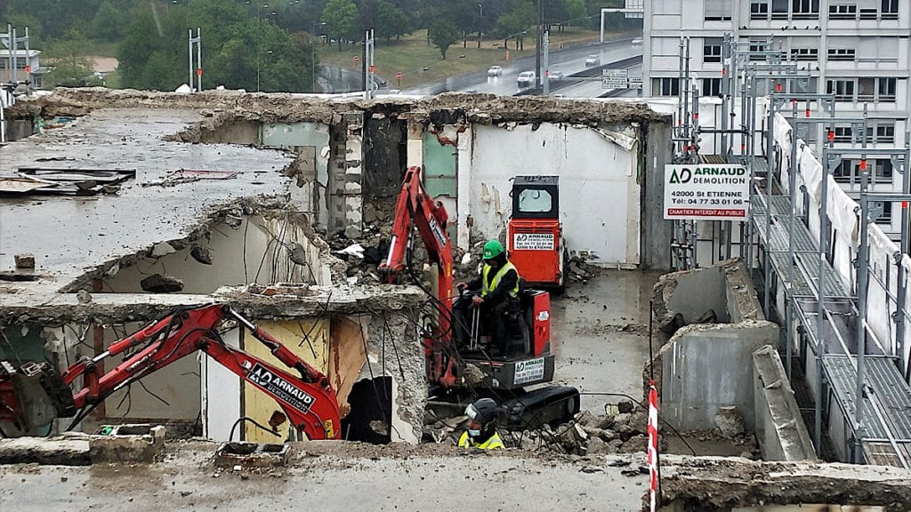 démolition à la pelleteuse