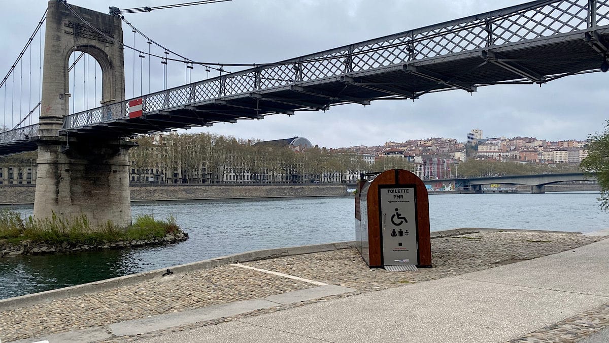 sanitaires sous la passerelle du collège