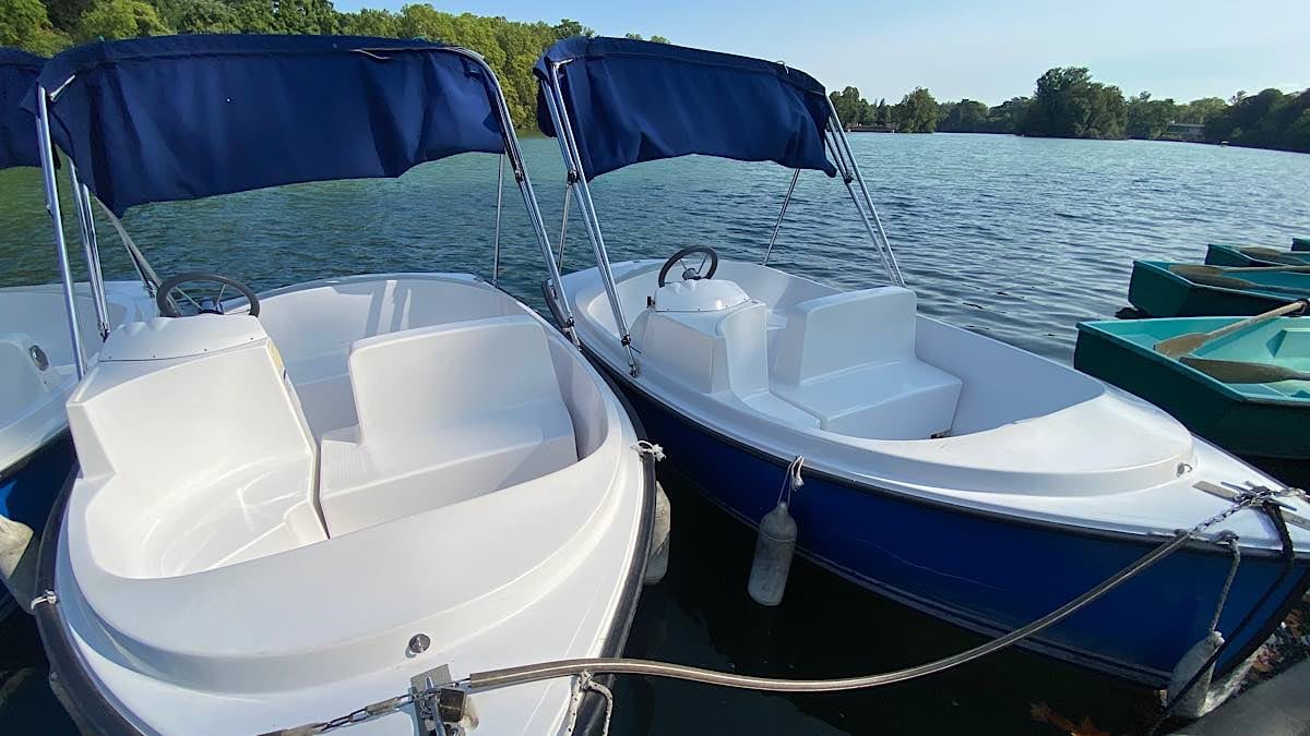 bateaux électriques avec protections solaires